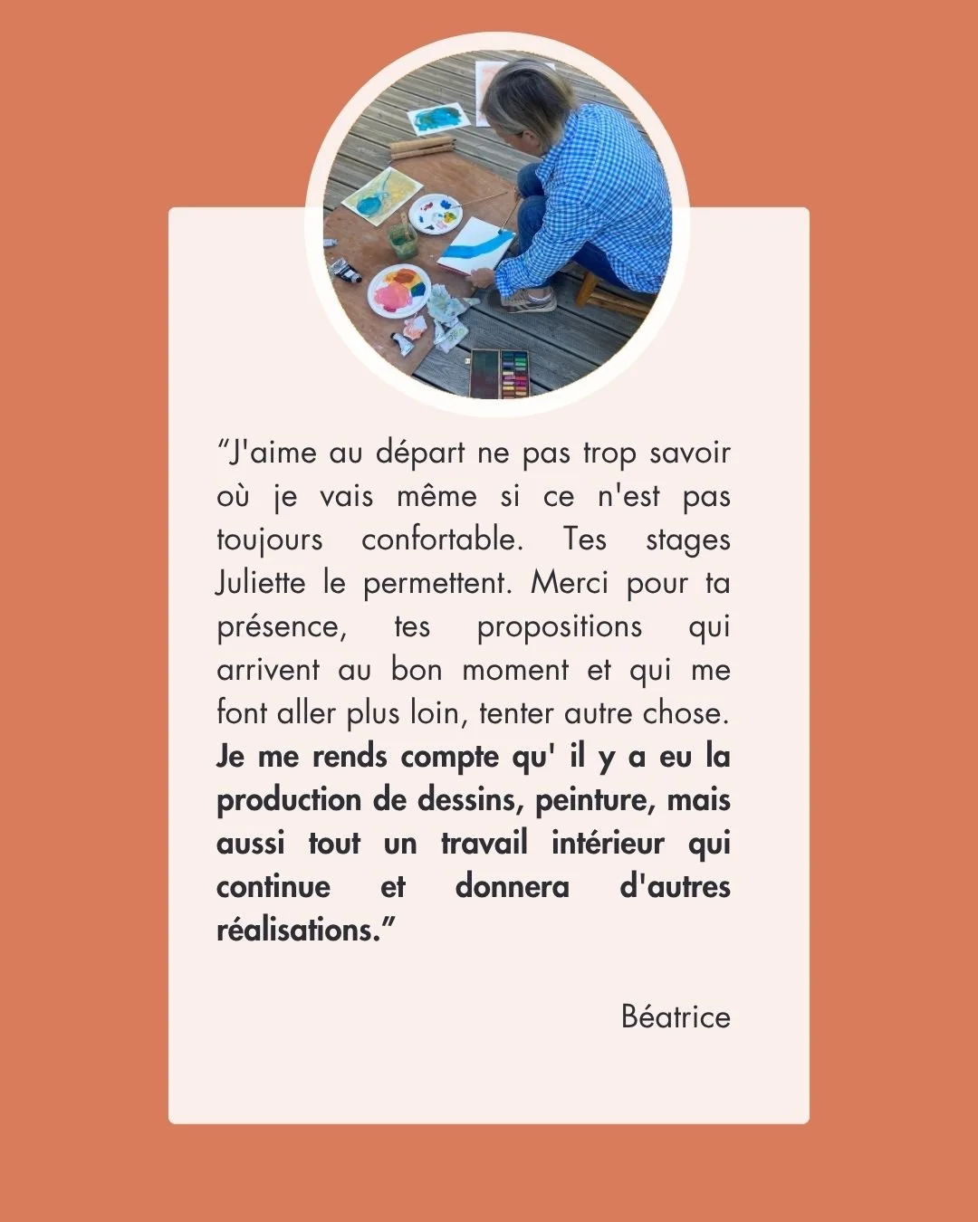 Une personne assise sur un petit tabouret en train de peindre ou dessiner sur une tablette ou un carnet, avec des peintures, aquarelles et pinceaux sur la table en bois. L'image est entourée d'un fond de couleur terre cuite.
