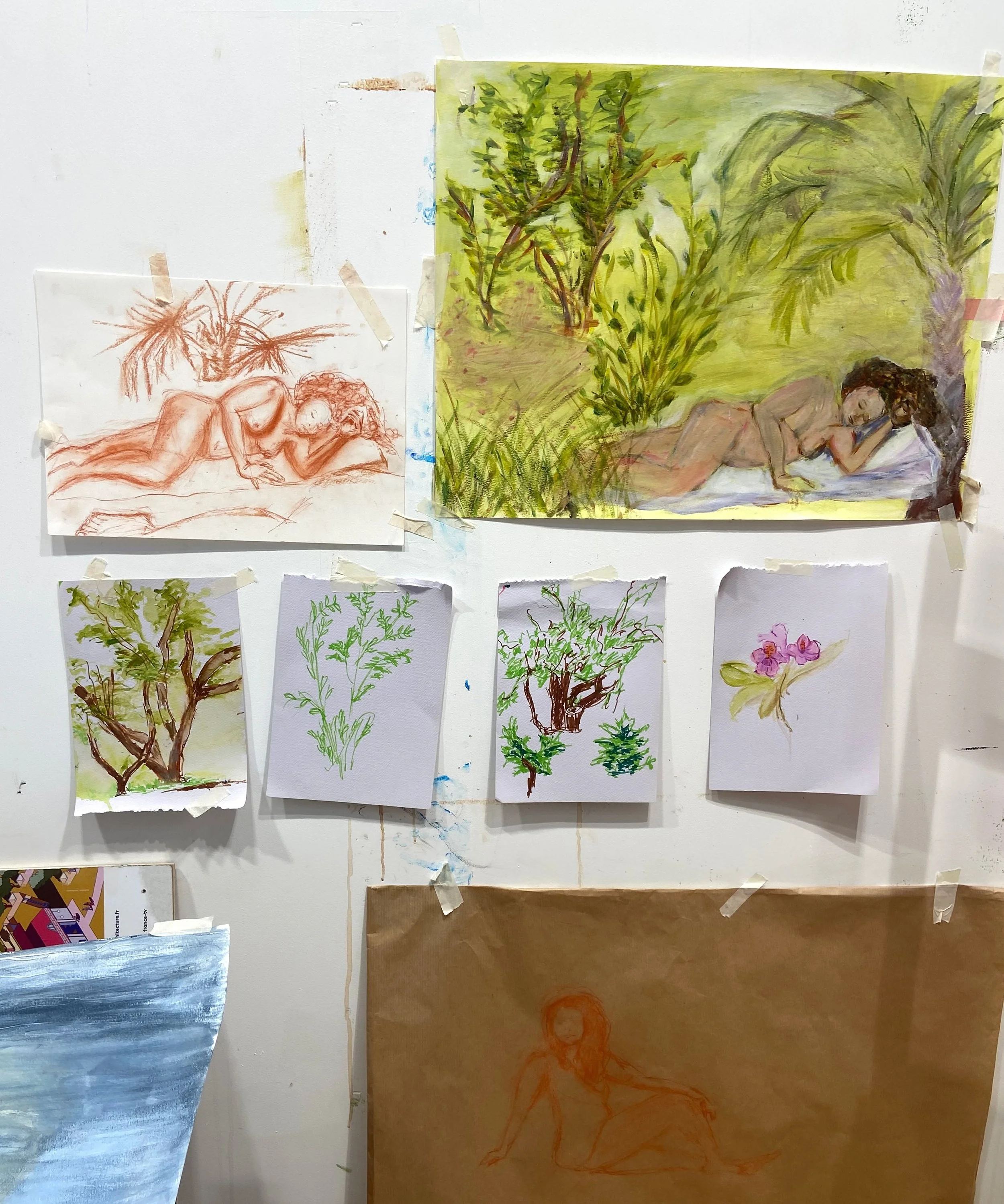 Cinq dessins et peintures représentant des personnages ou des paysages, peintures à l'aquarelle et esquisses à la craie ou au crayon, collés sur un mur blanc.
