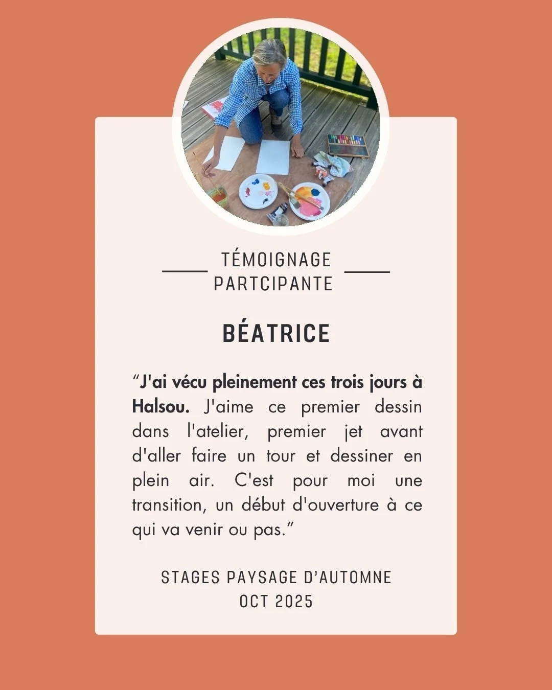 Un portrait avec une femme qui peint, assise sur un sol en bois, avec des pots de peinture, des pinceaux et des feuilles de papier autour d'elle.