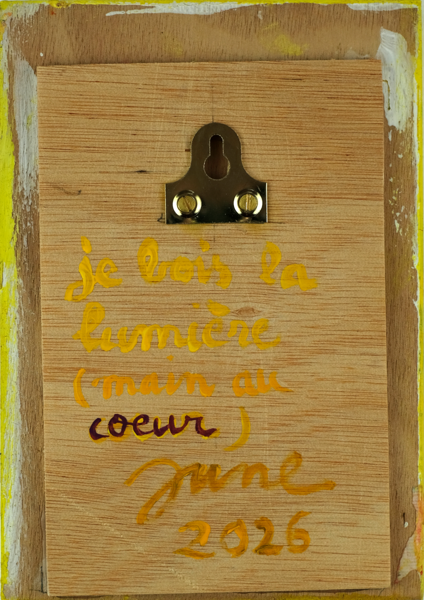 je bois la lumière (main au coeur)_acrylique et crayon pastel sur bois_20x14cm_2026_dos_web.png