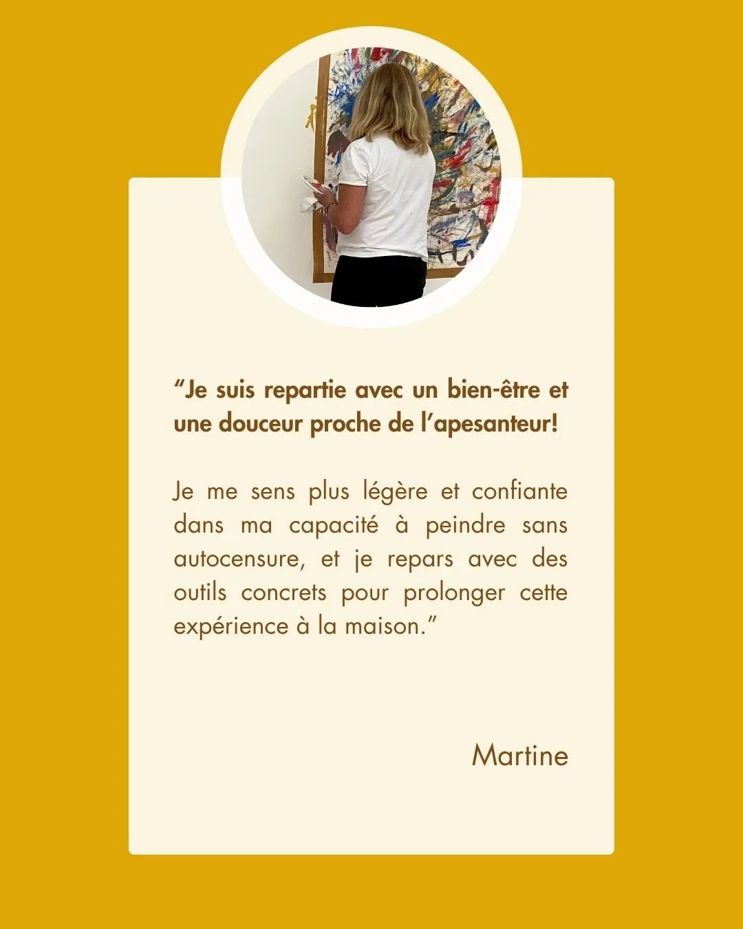 Une femme peignant une œuvre abstraite avec des couleurs vives, vue de dos.