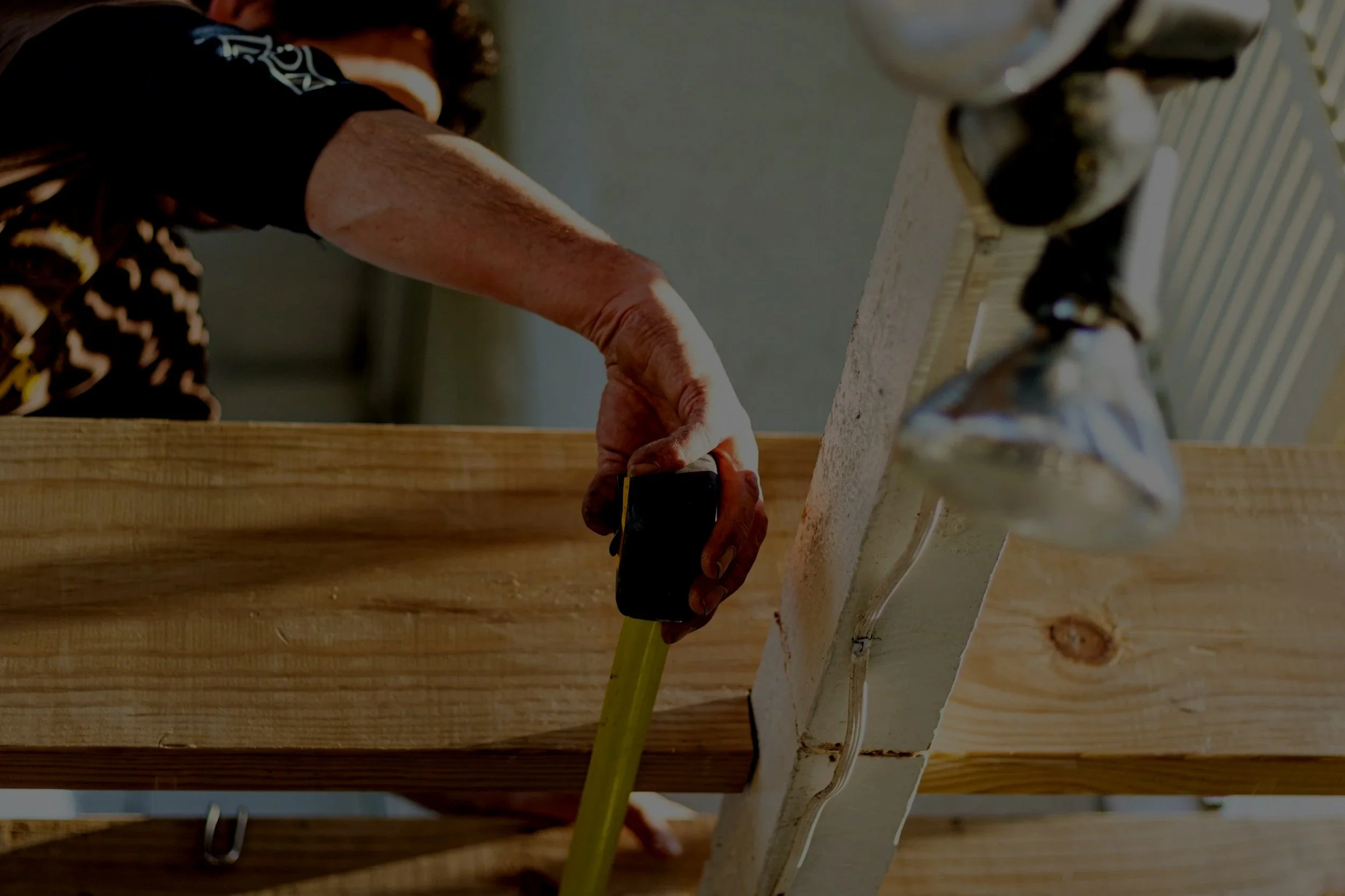 Oranssi carpenter using bench saw