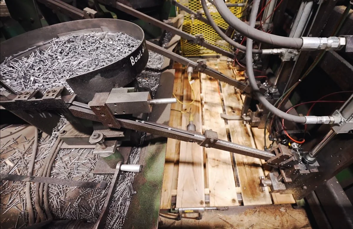 pallet nailing machine