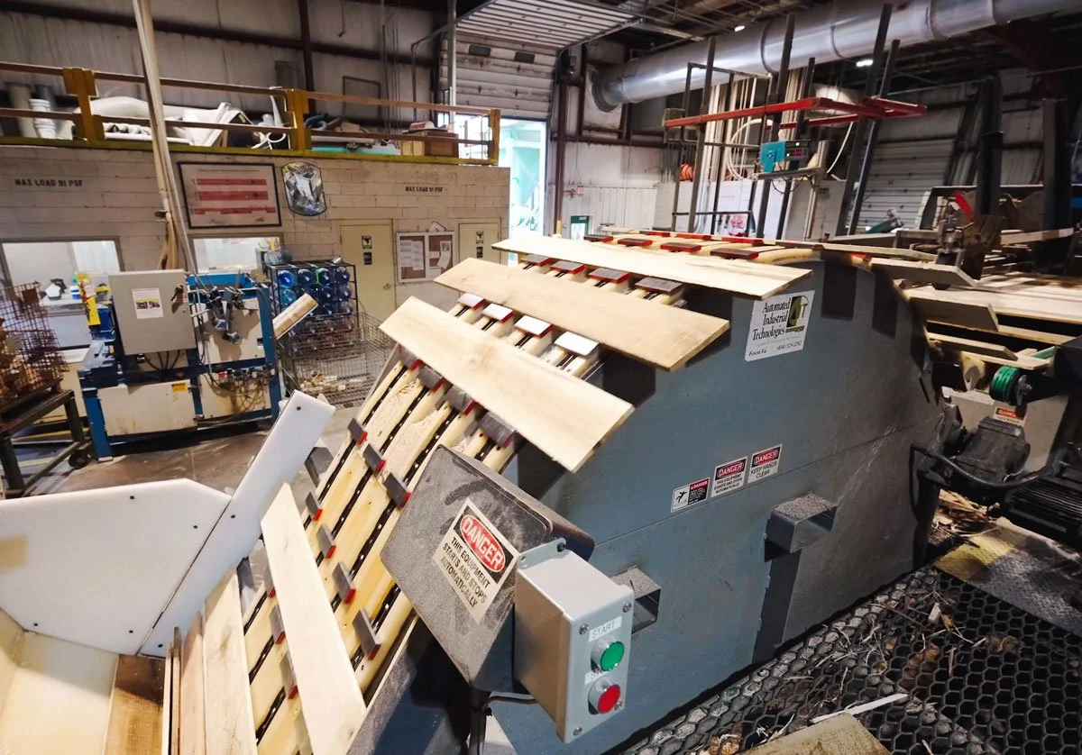 pallet planks on a manufacturing machine