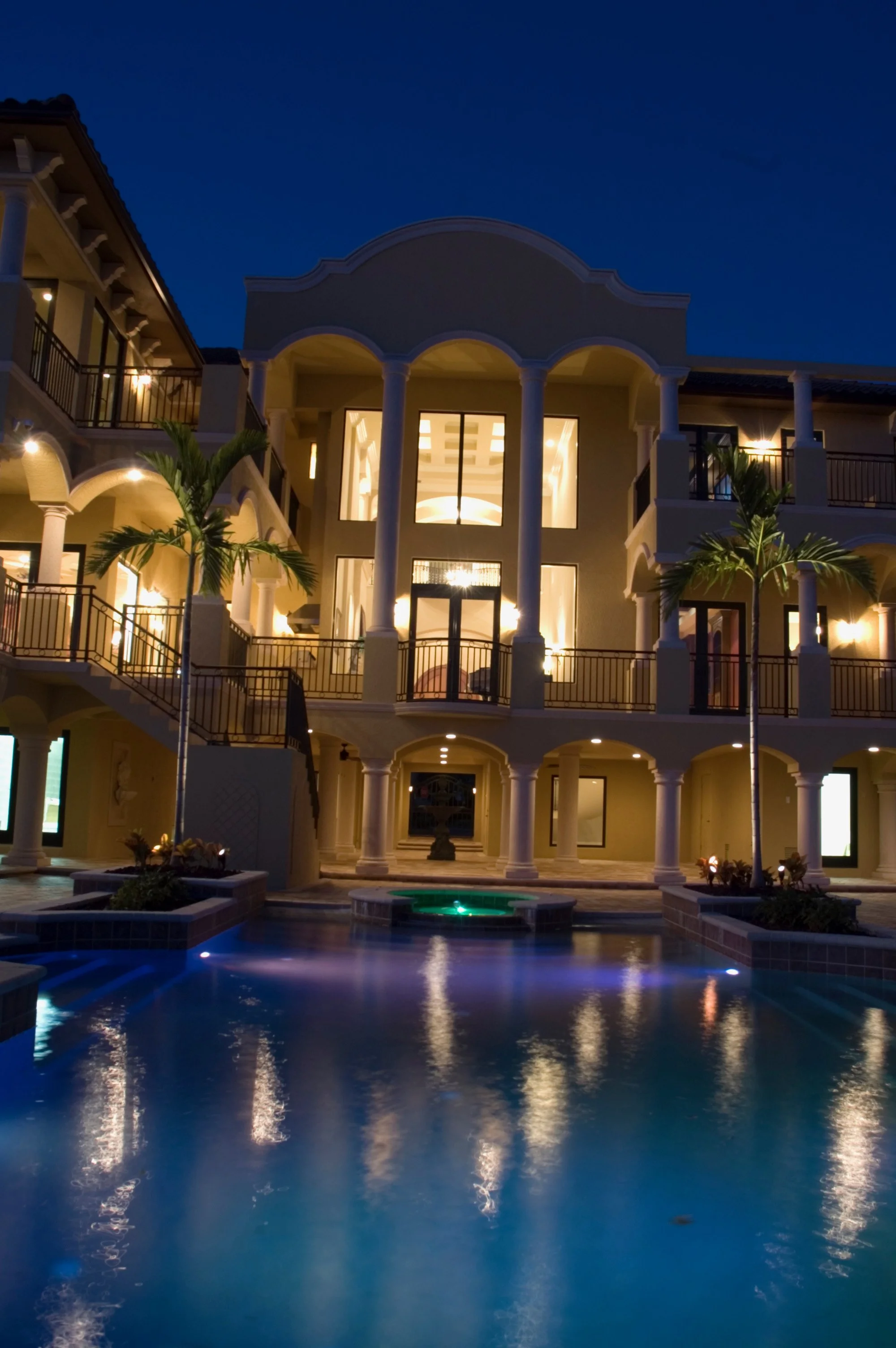 A courtyard with an architectural presence.
DESIGN + BUILD