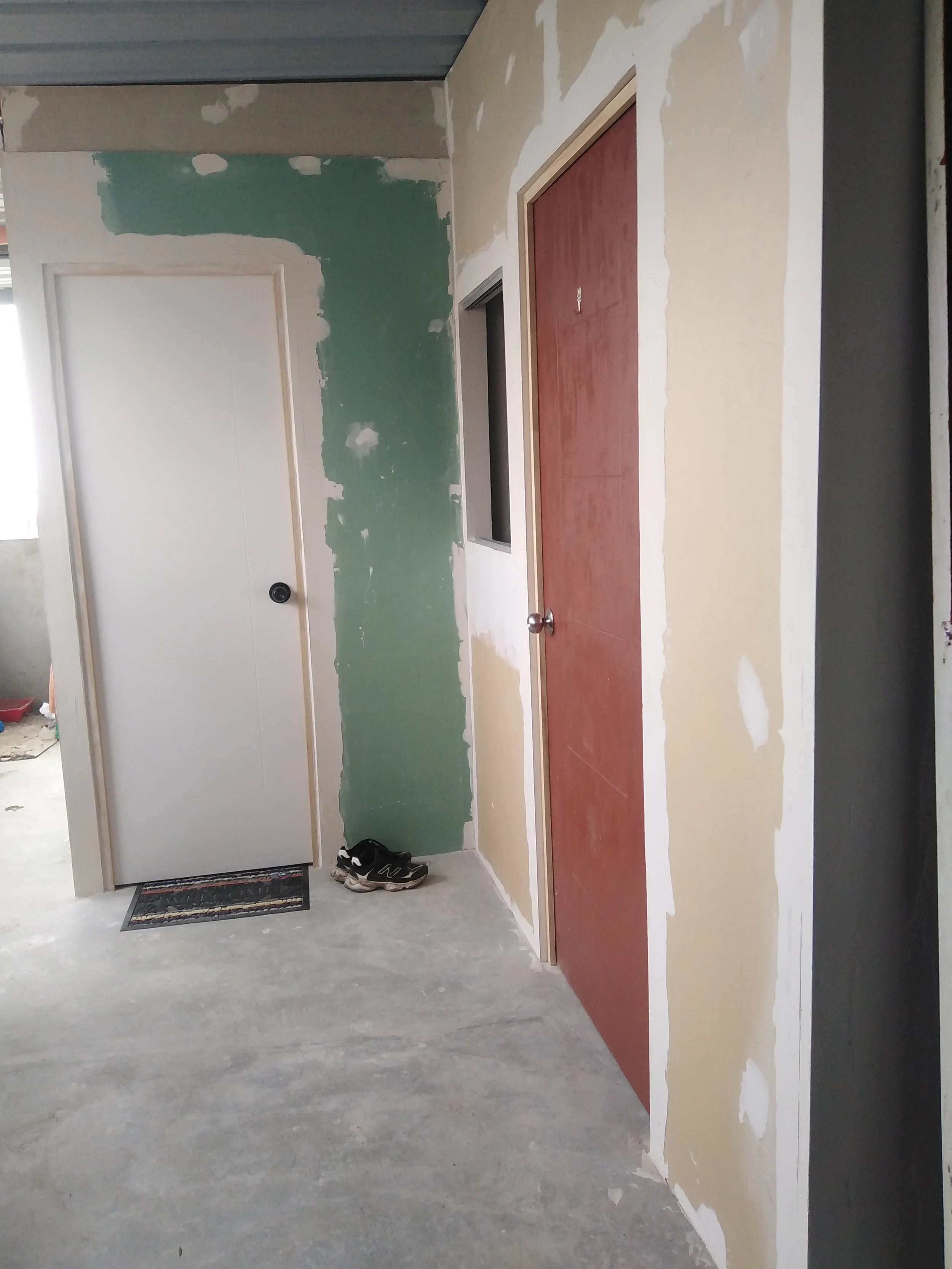 construccion con tabiques de dyewall  masillados  con dos puertas instaladas y una ventana para el dormitorio derecho obra realizada en chorrillos  donde se contruyo tres dormitorios