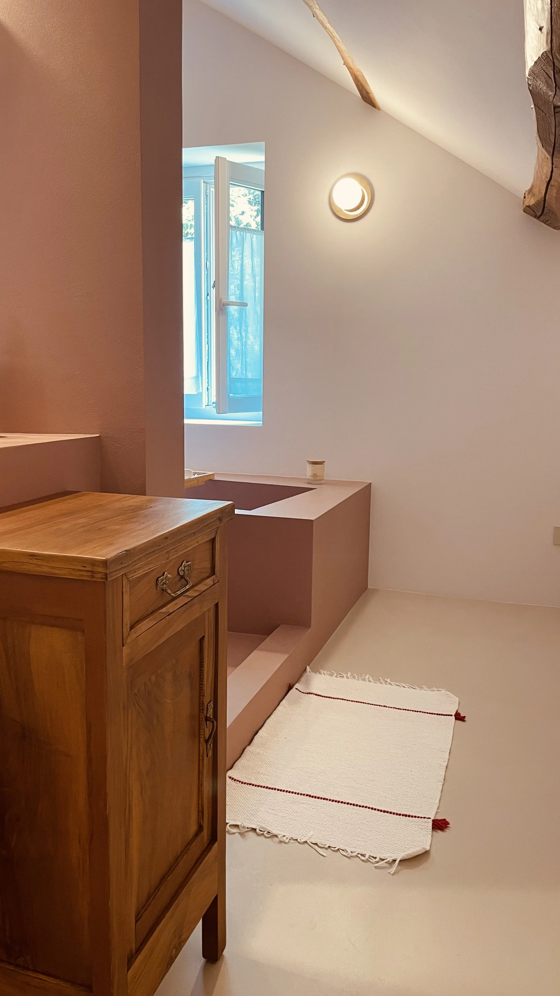 Cielo Suite bathroom with bathtub, antique wooden cabinet and exposed beams at Villa Oberti near Mondovì in Piedmont