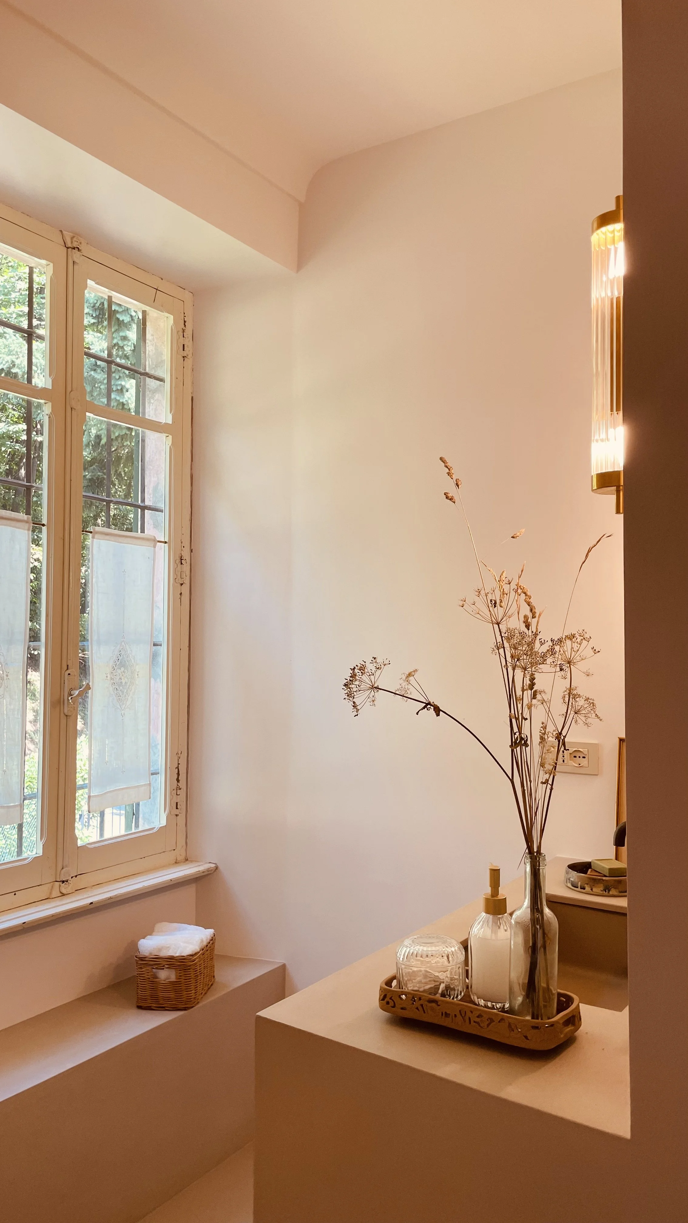 Natural light and dried flowers in the Fresco Rooms bathroom at Villa Oberti, near Mondovì and the Langhe