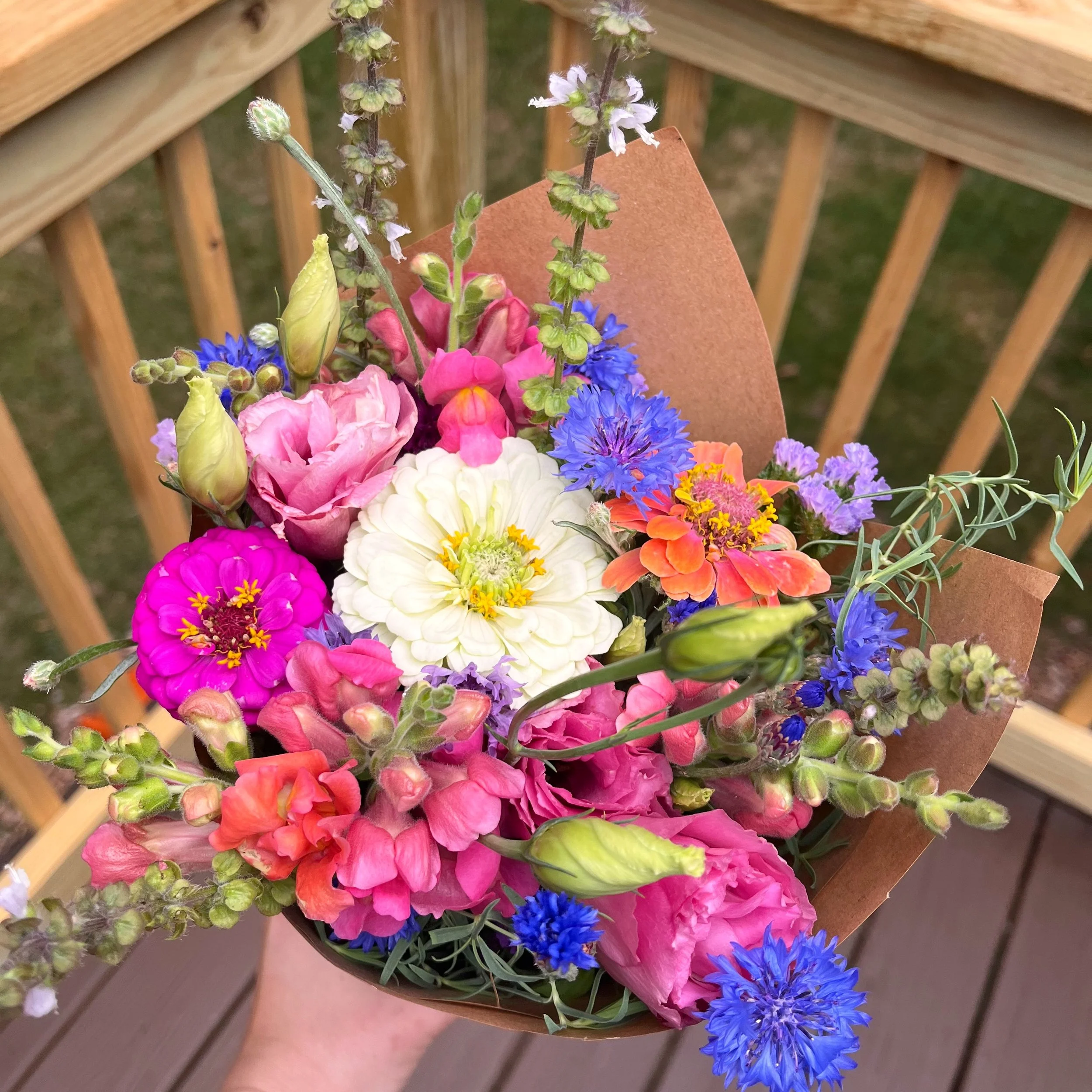 Believe it not, some of the best flowers are actually herbs 🌿

People are often surprised when they learn I grow herbs for their flowers, but basil, mint, and other fragrant herbs bring beautiful texture, movement, and an incredible scent to every b