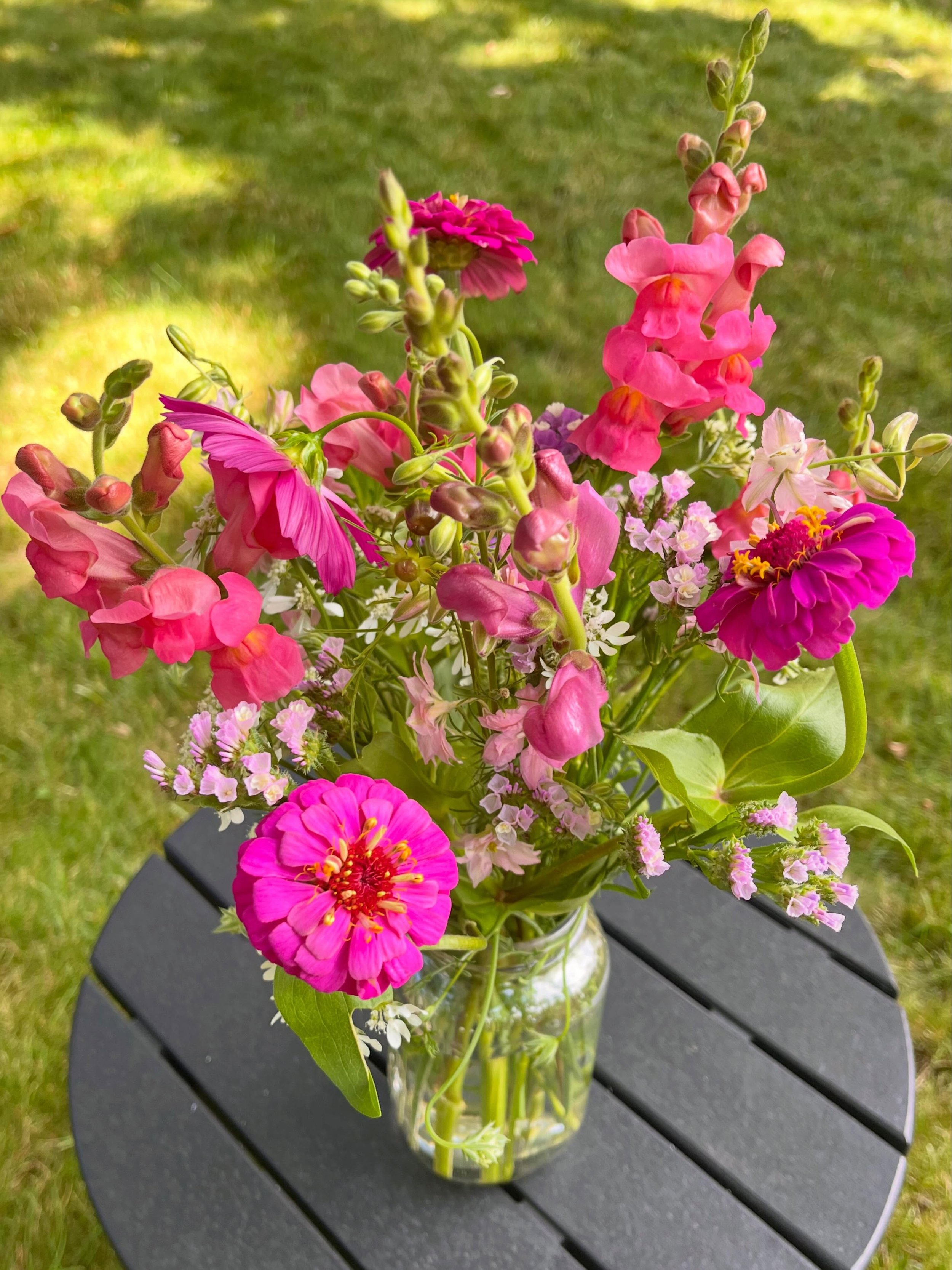 Pink moment 🌸 

I had a few pink zinnias with wonky, twisty stems, so decided to embrace that in this bouquet. I find it best to work with what nature provides 💕

Bouquet drop coming soon! 💐

#burnleyblooms #flowerfarmer #farmerflorist #localflowe