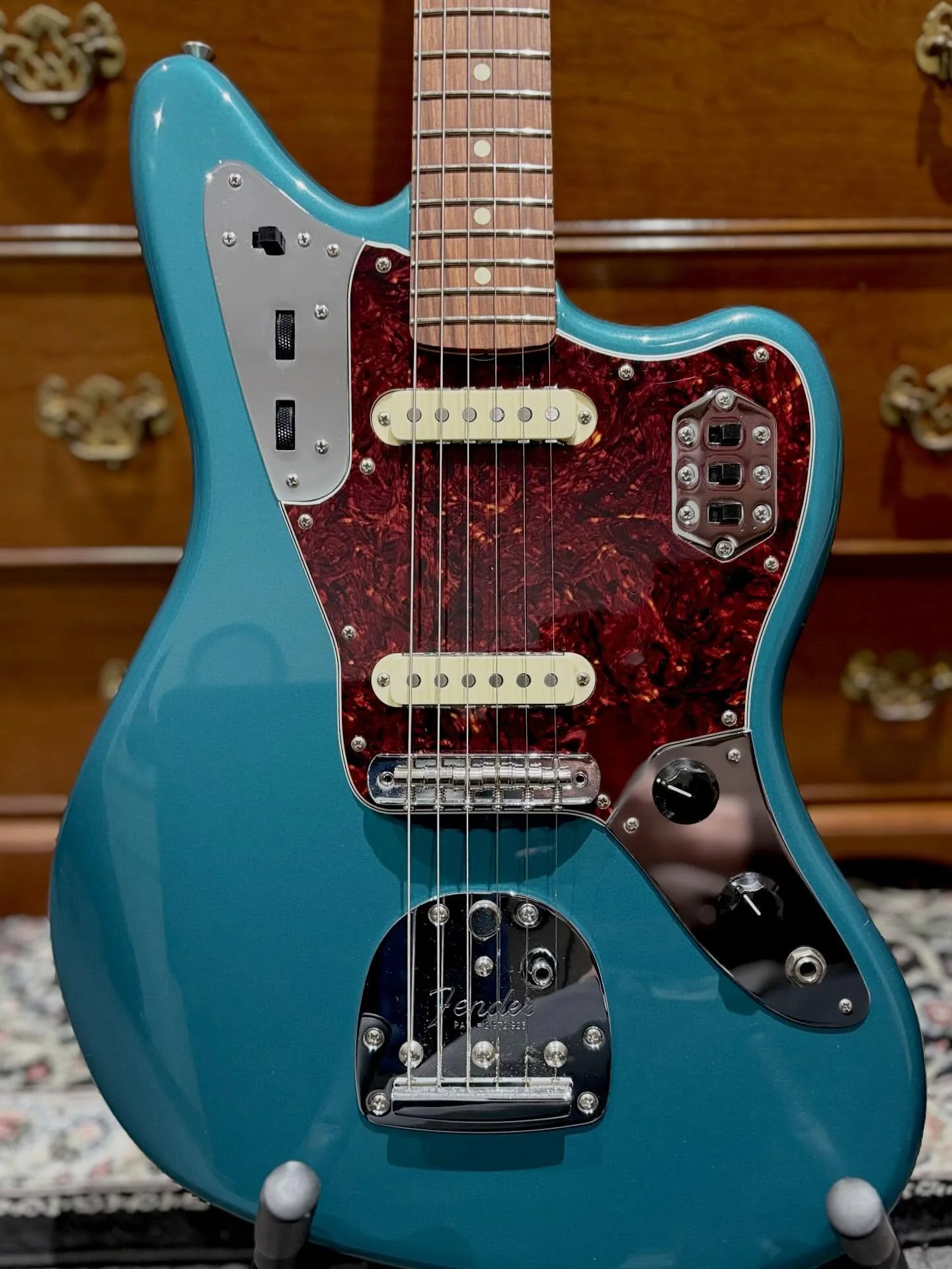 Recently had the stock bridge on my @fender Jag replaced, for something a bit more modern and functional.

Much better break angle and string stability now, fewer rattles, and it&rsquo;s holding tune properly. Had a full restring and fret polish at t