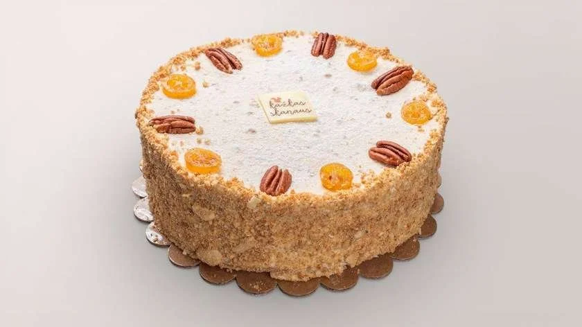 Tortas su riešutais ir apelsinų griežinėliais – „Kažkas skanaus" rankų darbo desertai.
