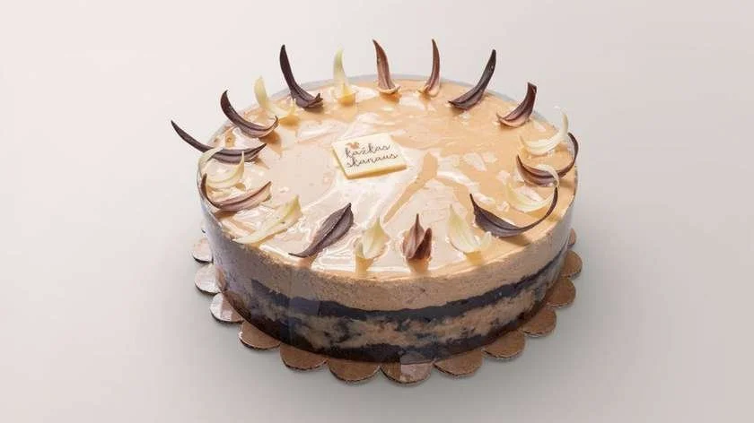Sluoksniuotas šokoladinis tortas su grietinėlės kremu ir šokolado rašteliais – „Kažkas skanaus".
