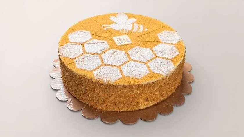 Medutis tortas su tikru medumi ir sviestu – „Kažkas skanaus".
