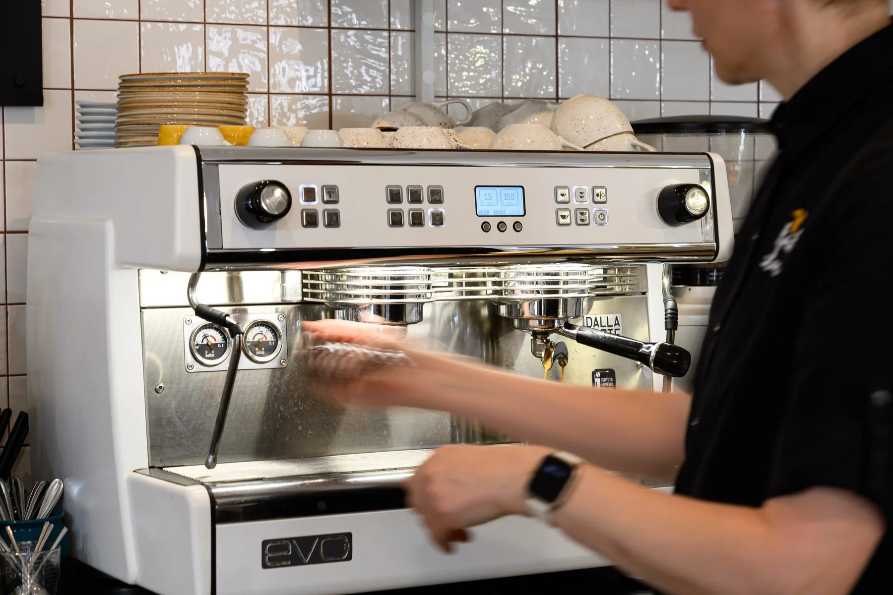 Barista ruošia kavą espreso aparatu „Kažkas skanaus" kavinėje Mažeikiuose.