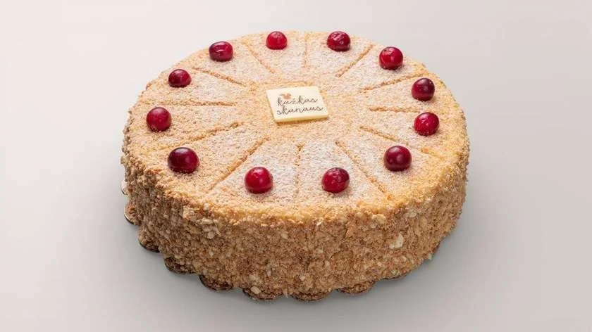 Rankų darbo tortas „Napoleonas", papuoštas raudonomis uogomis – „Kažkas skanaus" kepykla.