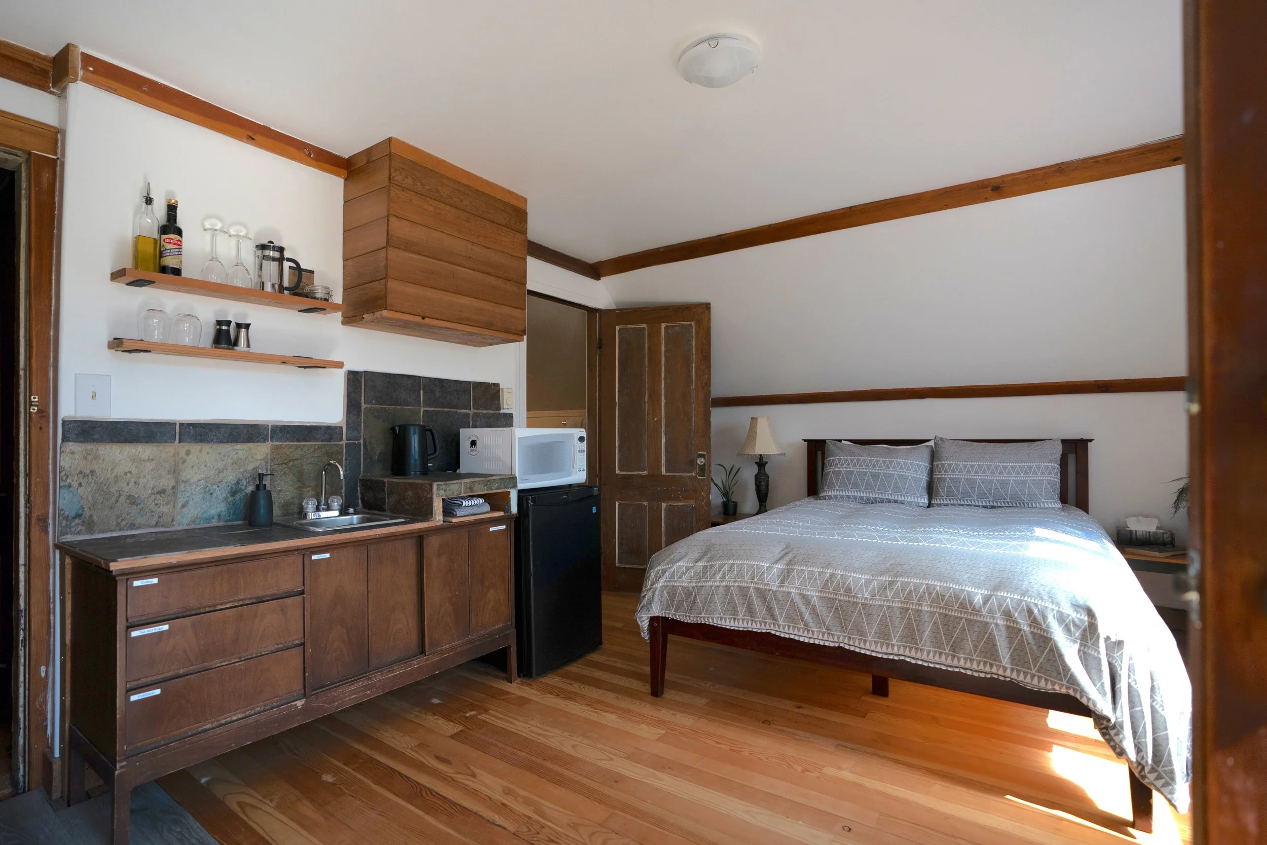 Garden studio kitchen and bed best.jpg