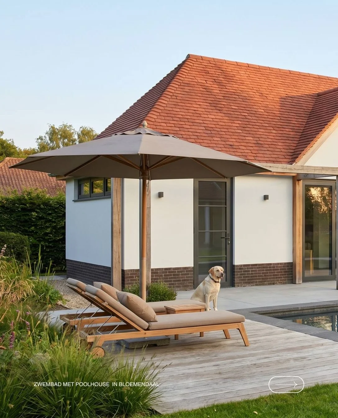 Zwemmen, ontspannen en buitenleven, als verlengstuk van het huis.

Bij een bestaand landhuis in Bloemendaal is een poolhouse met zwembad ontworpen dat aansluit op de architectuur van de woning. Vooraf kreeg het landhuis een nieuw dak met keramische d