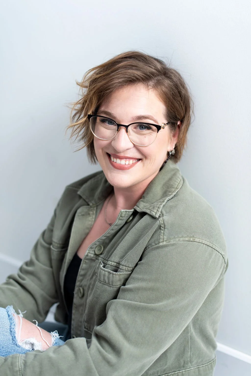 Business planning course creator and educator Chelsey Hart smiling in a coaching space, representing practical entrepreneurship education and business planning support.