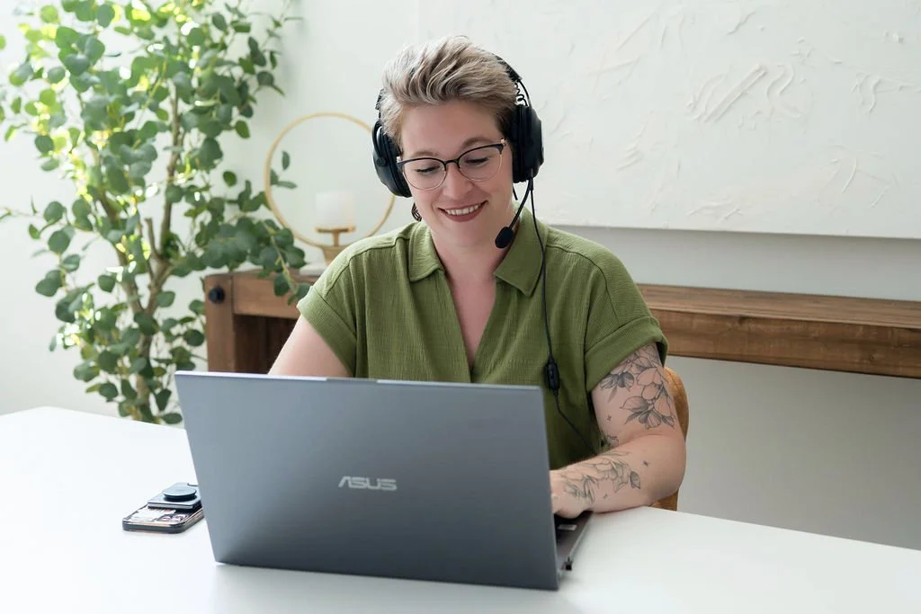 Business coach Chelsey Hart during an online coaching session, reflecting a collaborative approach to entrepreneurship, practical business education, and sustainable business growth.