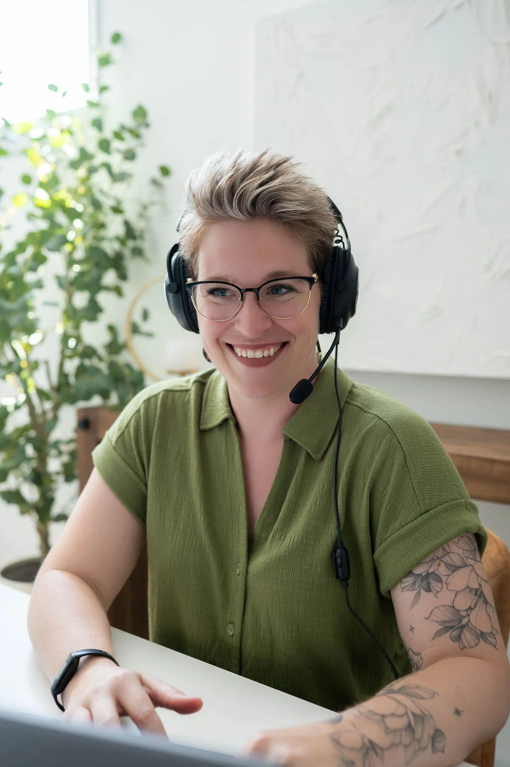 Business coach and educator smiling during a live online business program, creating collaborative space for entrepreneurs to learn, ask questions, and build sustainable businesses.