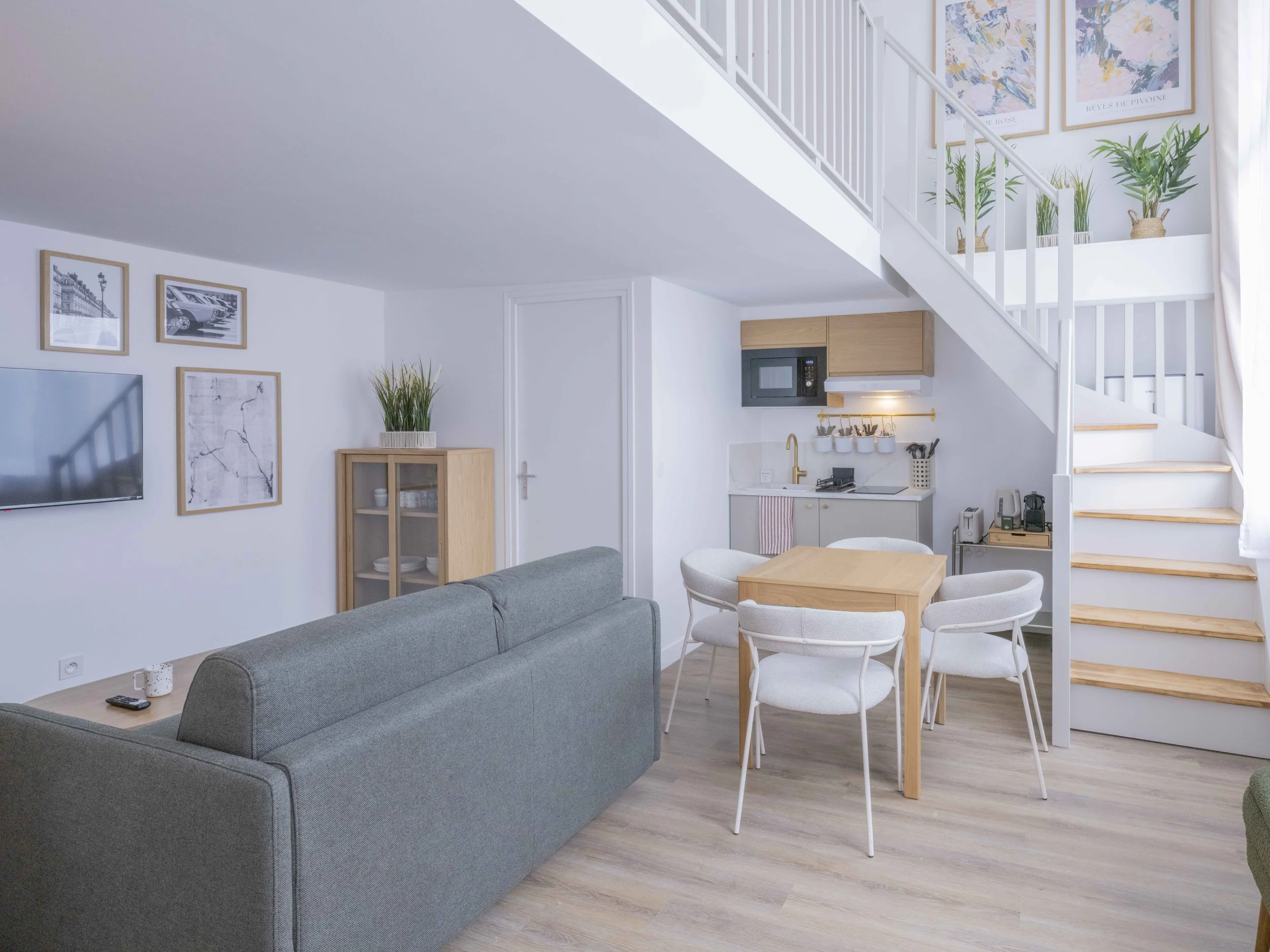 Appartement avec mezzanine. Equipée avec une kitchenette et salle de bain privée. 