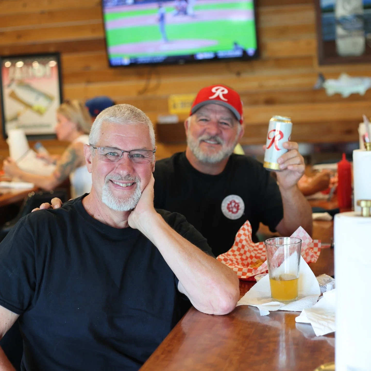 Nothing beats lunch with good food and even better company🦀🍻

Whether you're catching up with an old friend, taking a break from the workday, or just looking for an excuse to enjoy the view, Wally's Chowder House is the perfect place to settle in. 