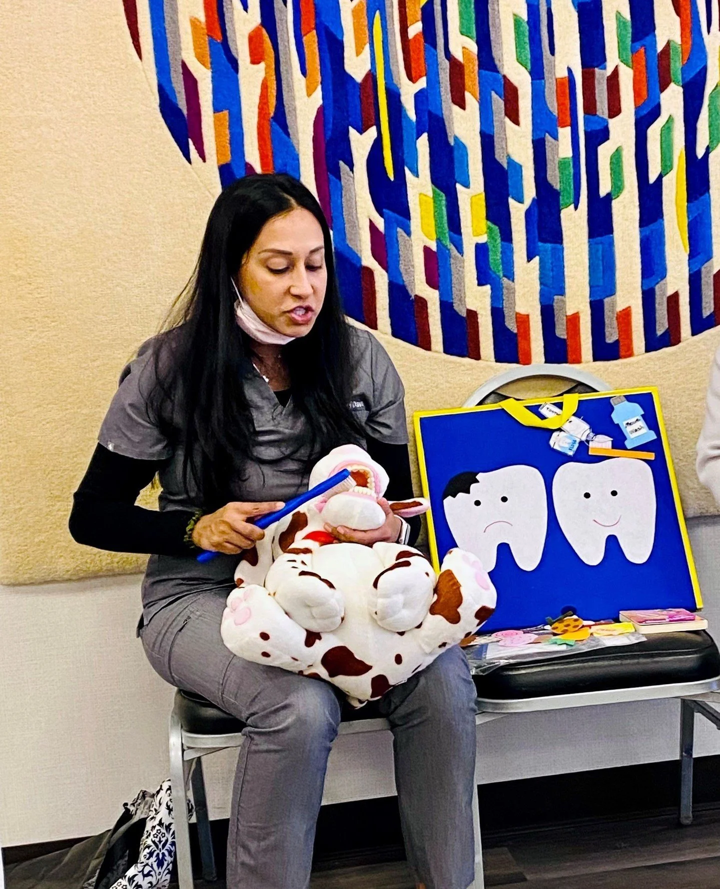 🦷 Dr. Dave spreading the sparkles at Temple Sinai Early Childhood Center! ✨ Teaching the little ones the ABCs of oral hygiene, because healthy smiles make their hearts shine bright! 💫 #TeachingTheFuture #SmileSparkles
