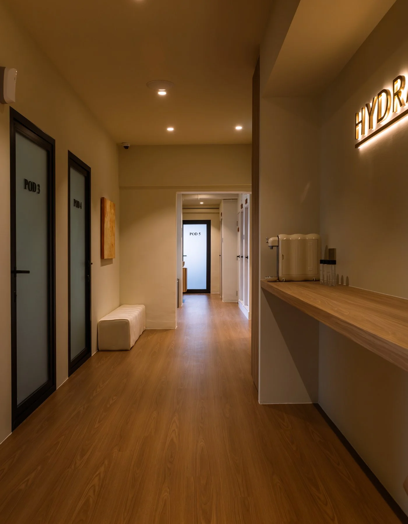 Hallway 02.jpg