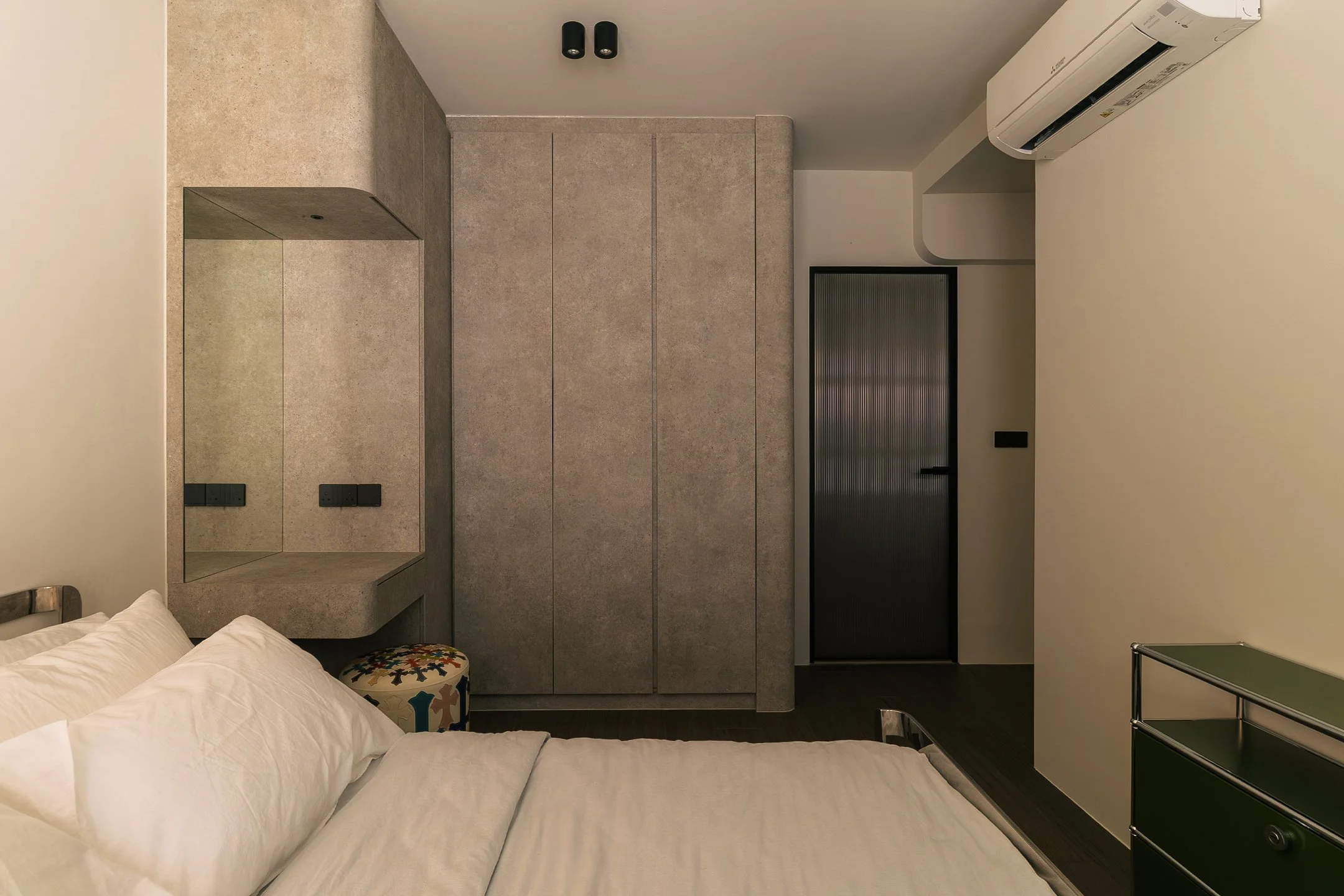 Wide Bedroom 01.jpg