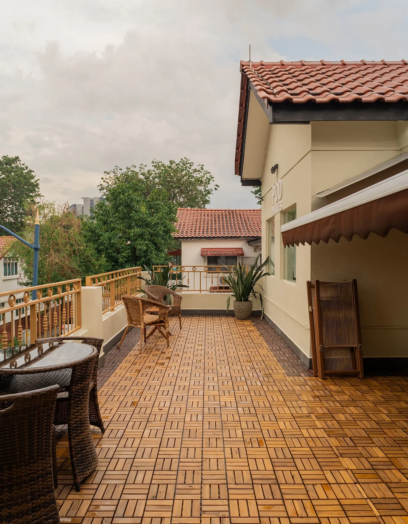 Balcony 01.jpg