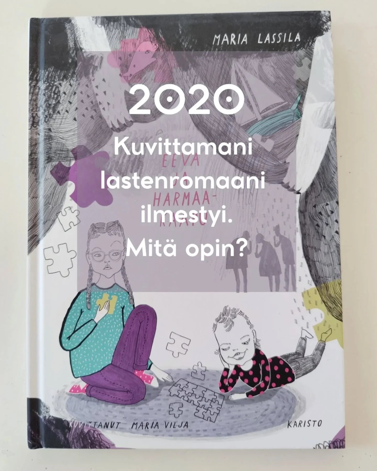 Lupailin alkuvuodesta tehd&auml; julkaisuja kirjaprojektieni varrella opitusta! Vihdoin esittelen historian toisen kirjaprojektini, jonka parissa ty&ouml;skentely ajoittui aikaan juuri ennen pandemian alkamisen.

Eeva ja Harmaakaapu-kirjan kuvituspro