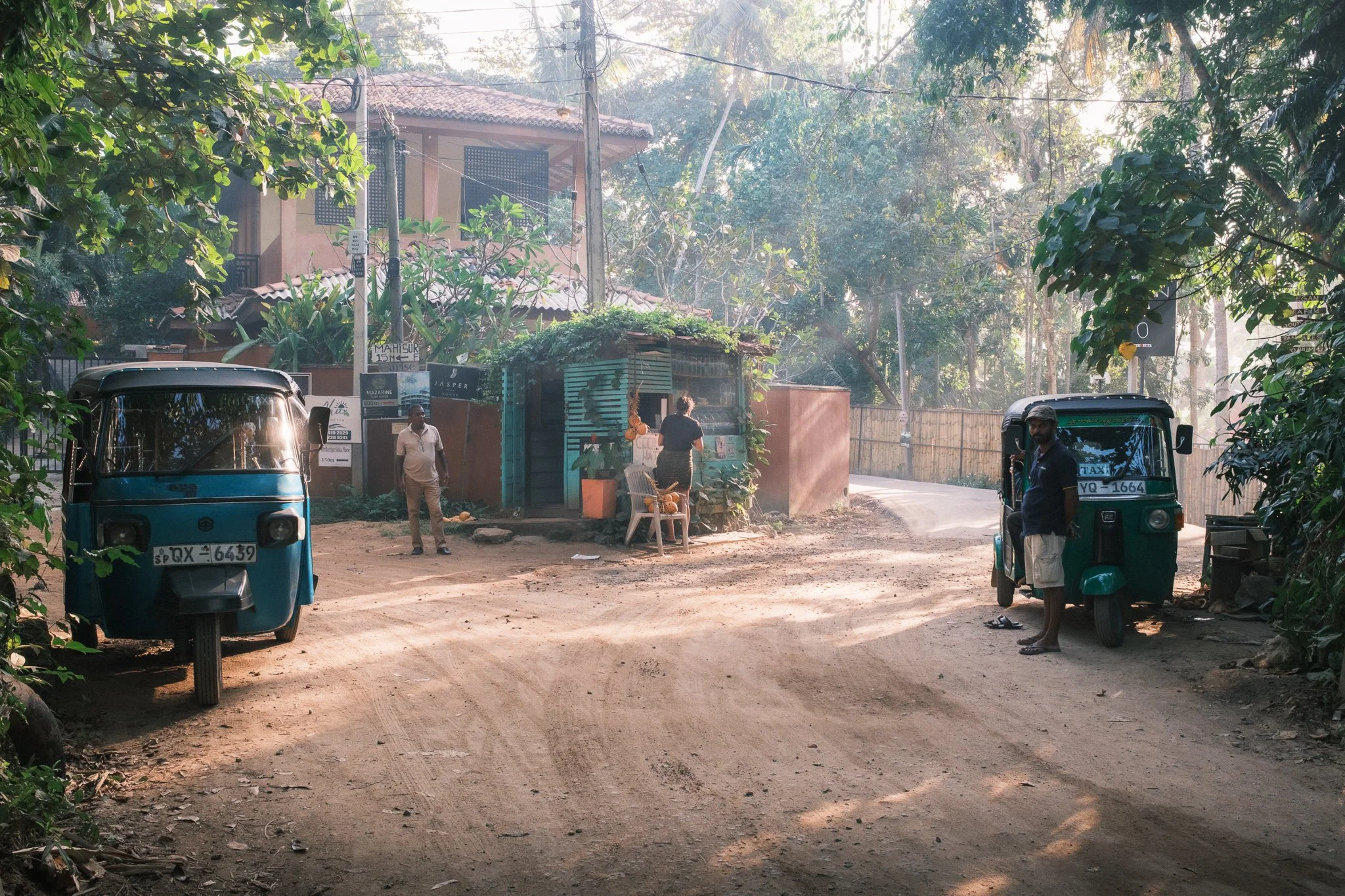 This picture shows tuk-tuk drivers in Sri Lanka on the roadside