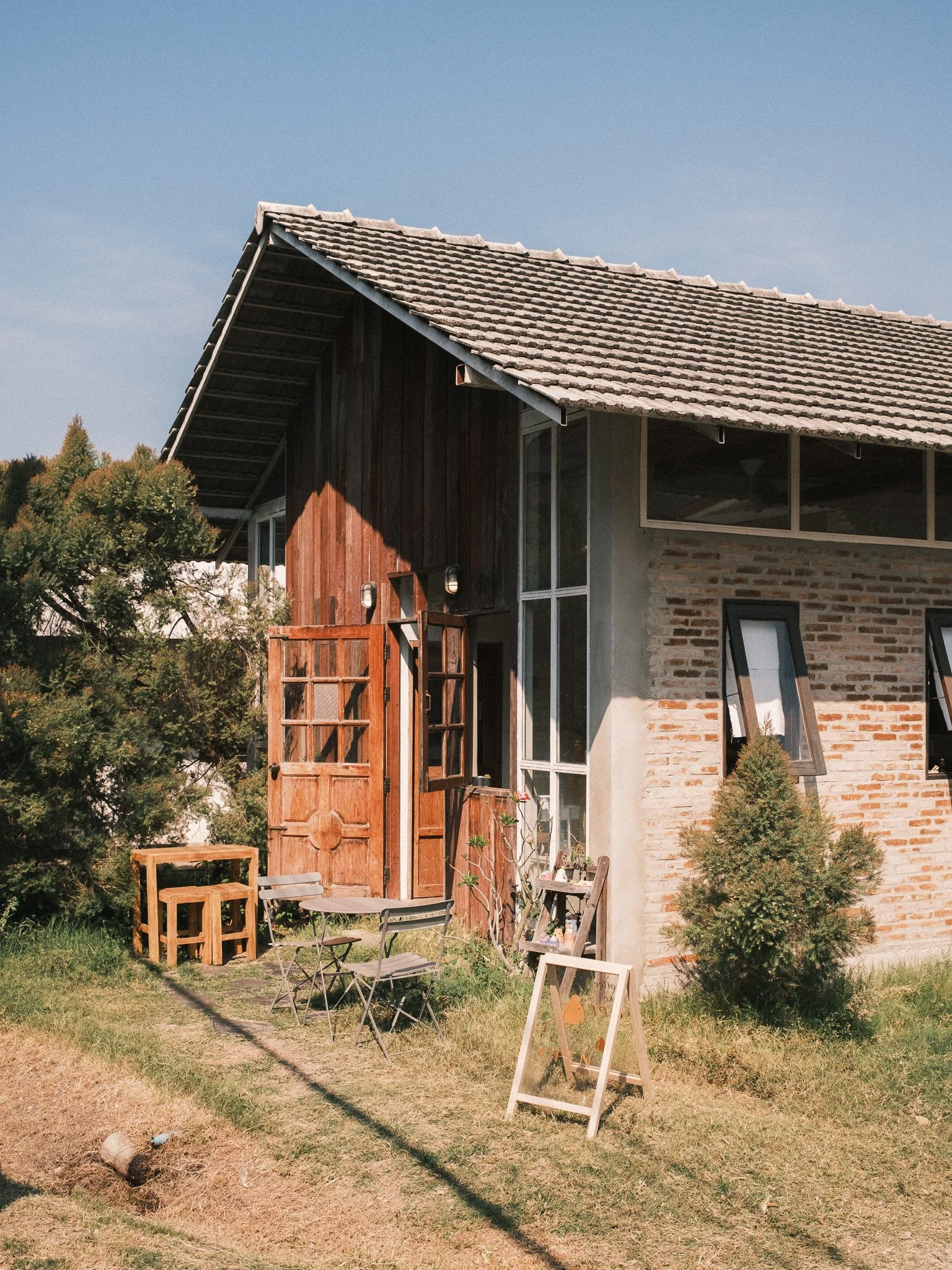 This picture shows a building and inside is a coffee shop