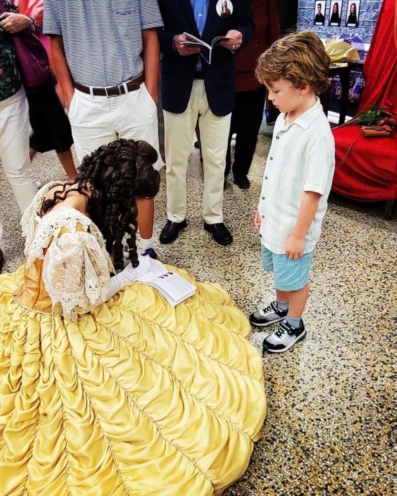 Belle signing autographs 