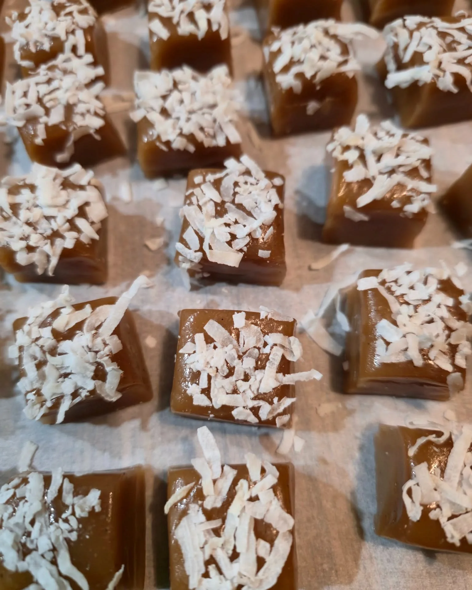 ✨This weekend is the last call for our summer caramel flavors✨

$8/bag, $14 for 2, $18 for 3. Each bag is 1/4lb mix of our summer best sellers:
🍋&zwj;🟩Mango Chili Lime
🌴Coconut
🩷Raspberry Brown Sugar
🍌Banana Rum
and Sweet Cream, the year-round c