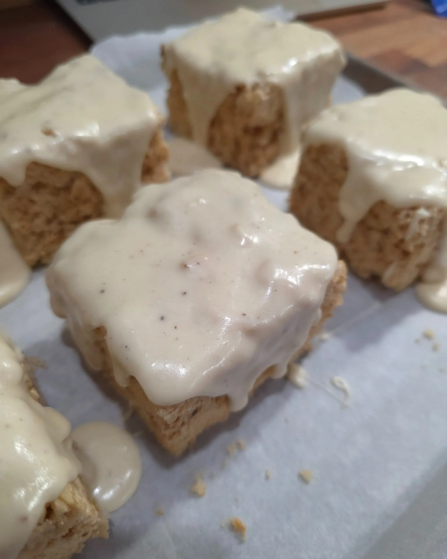 I know I'm biased, but I think the glaze on our Maple Brown Sugar Rice Krispie treats is so insanely good that it should get an award. Not to mention that the treat itself is made with 🍁maple🍁 marshmallow! How much more fall fabulous could we get? 