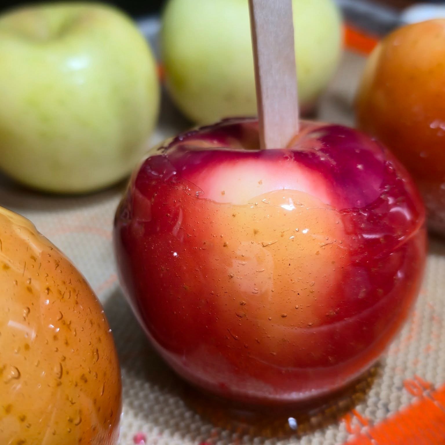 Candy apple season is officially here! Of course we couldn't just do the typical thing, and we definitely couldn't do anything artificial, so our candy shells are made from scratch from organic cane sugar AND flavoring from real fruit.

🍓 Strawberry