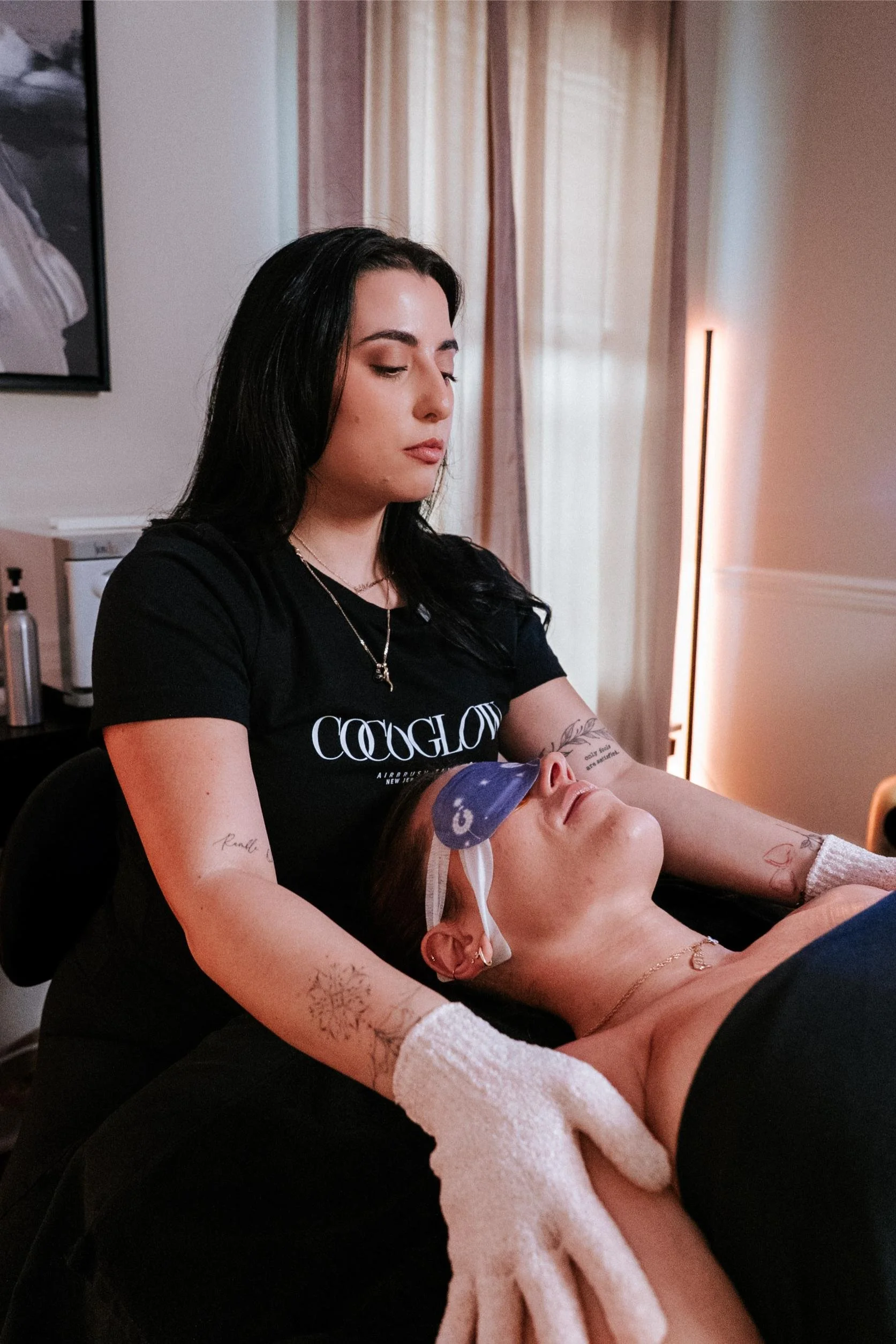 CocoGlow spray tan artist