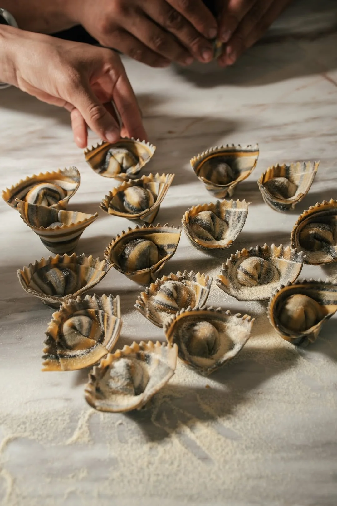 Pastas frescas elaboradas en casa, el alma de nuestra cocina, donde cada pieza se trabaja a mano cuidando la técnica y el detalle.
