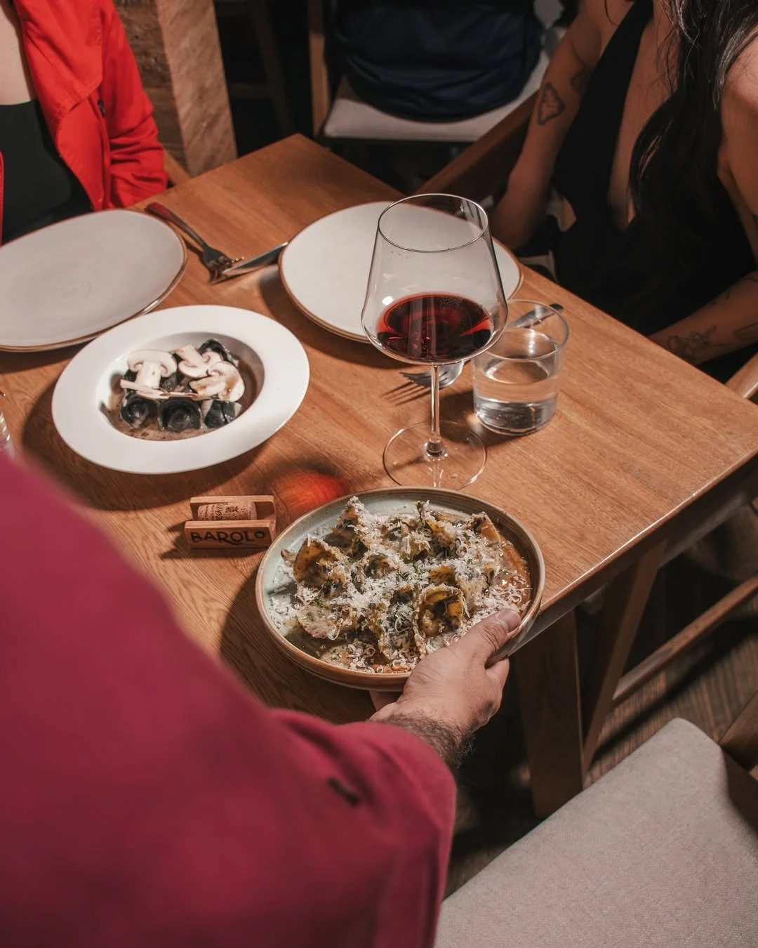 Sentirse en casa, un servicio cercano y una atmósfera relajada diseñada para disfrutar de una larga sobremesa entre amigos.