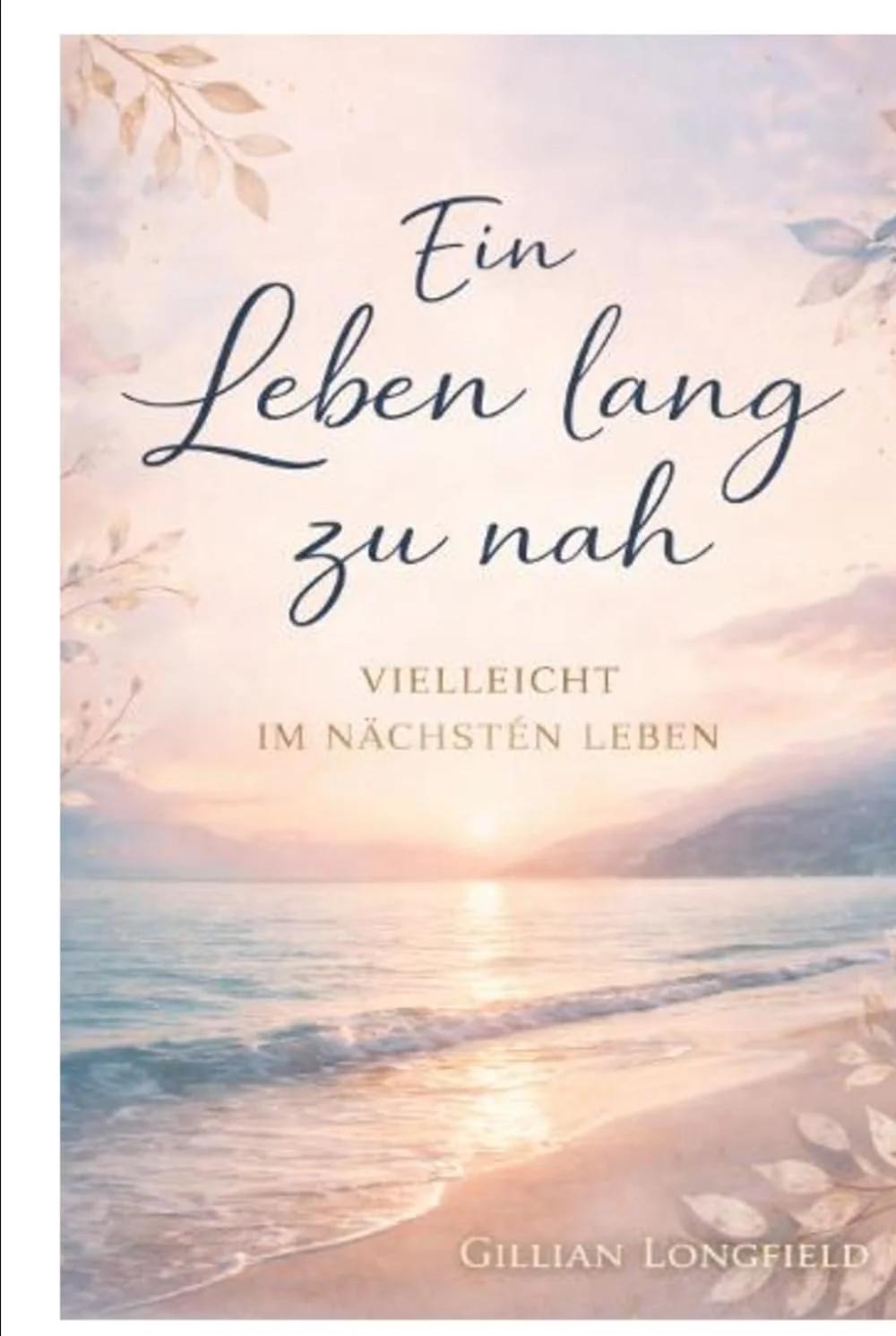 Ein romantischer Sonnenuntergang am Strand mit einem Zitat auf Deutsch, das besagt: "Ein Leben lang zu nah. Vielleicht im nächsten Leben". Der Hintergrund zeigt das Meer, den Himmel und einige Blätter am oberen Rand.