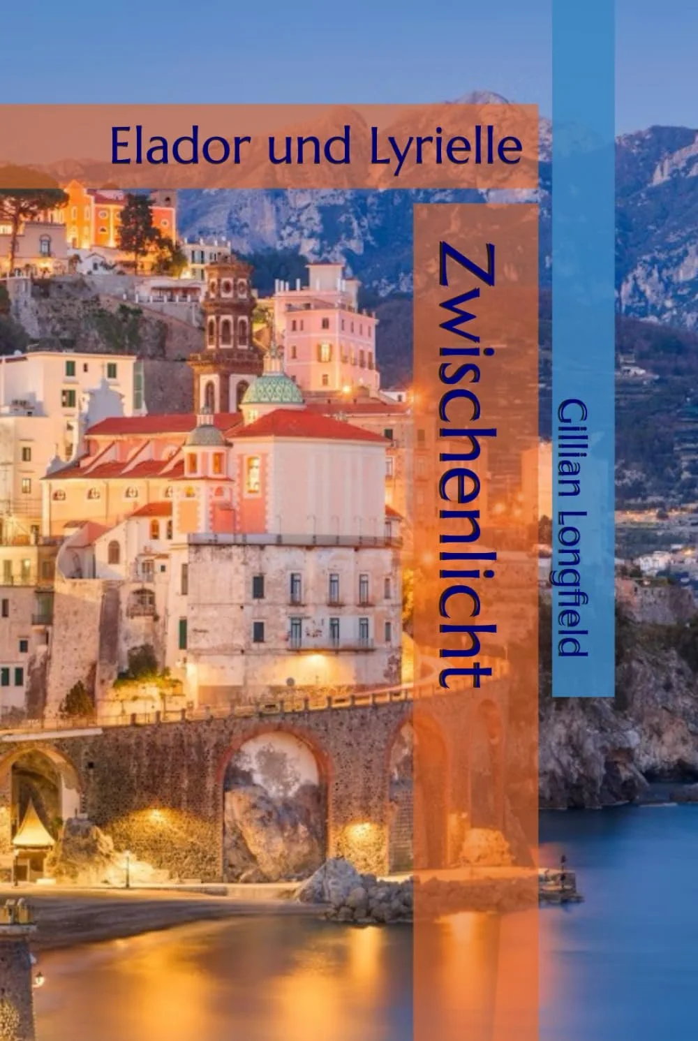 Ein Bild der Stadt Positano an der Amalfiküste, Italien, mit bunten Gebäuden an einem Hang, reflektierendem Wasser und Bergen im Hintergrund.