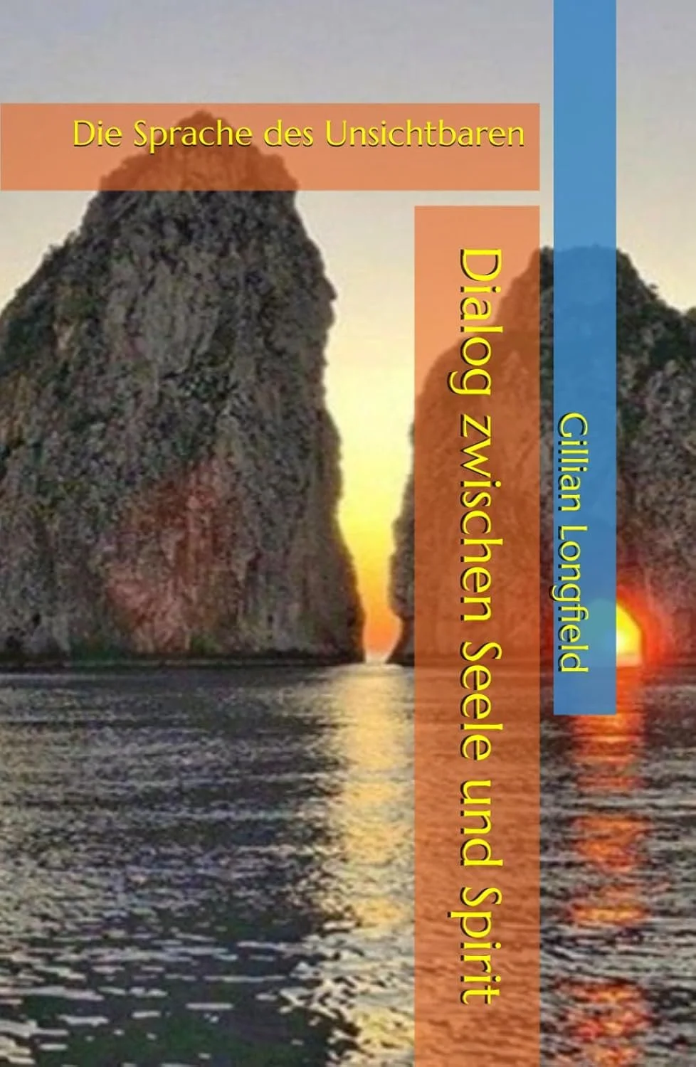 Ein Sonnenuntergang hinter zwei Felsen im Meer, mit Textüberlagerung in Deutsch.