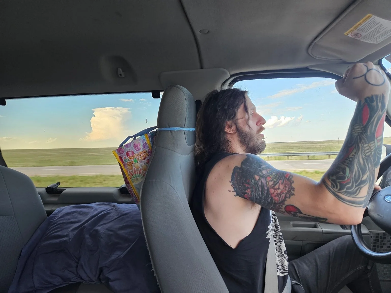 In route to Houston! See you tomorrow night at @danelectros with @thewellband !

📸 @thrash_tambourine