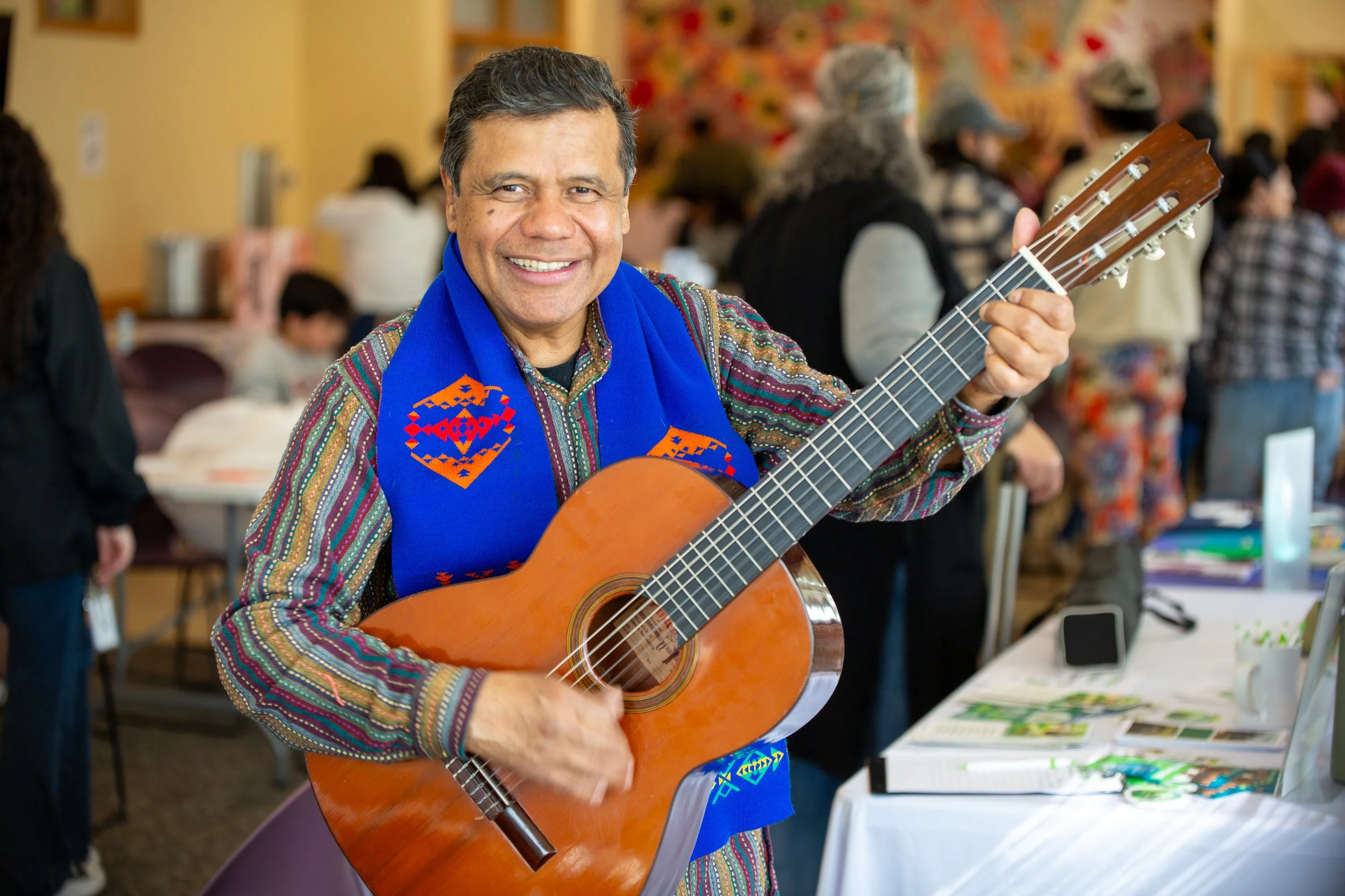 Con guitarra suena la música
