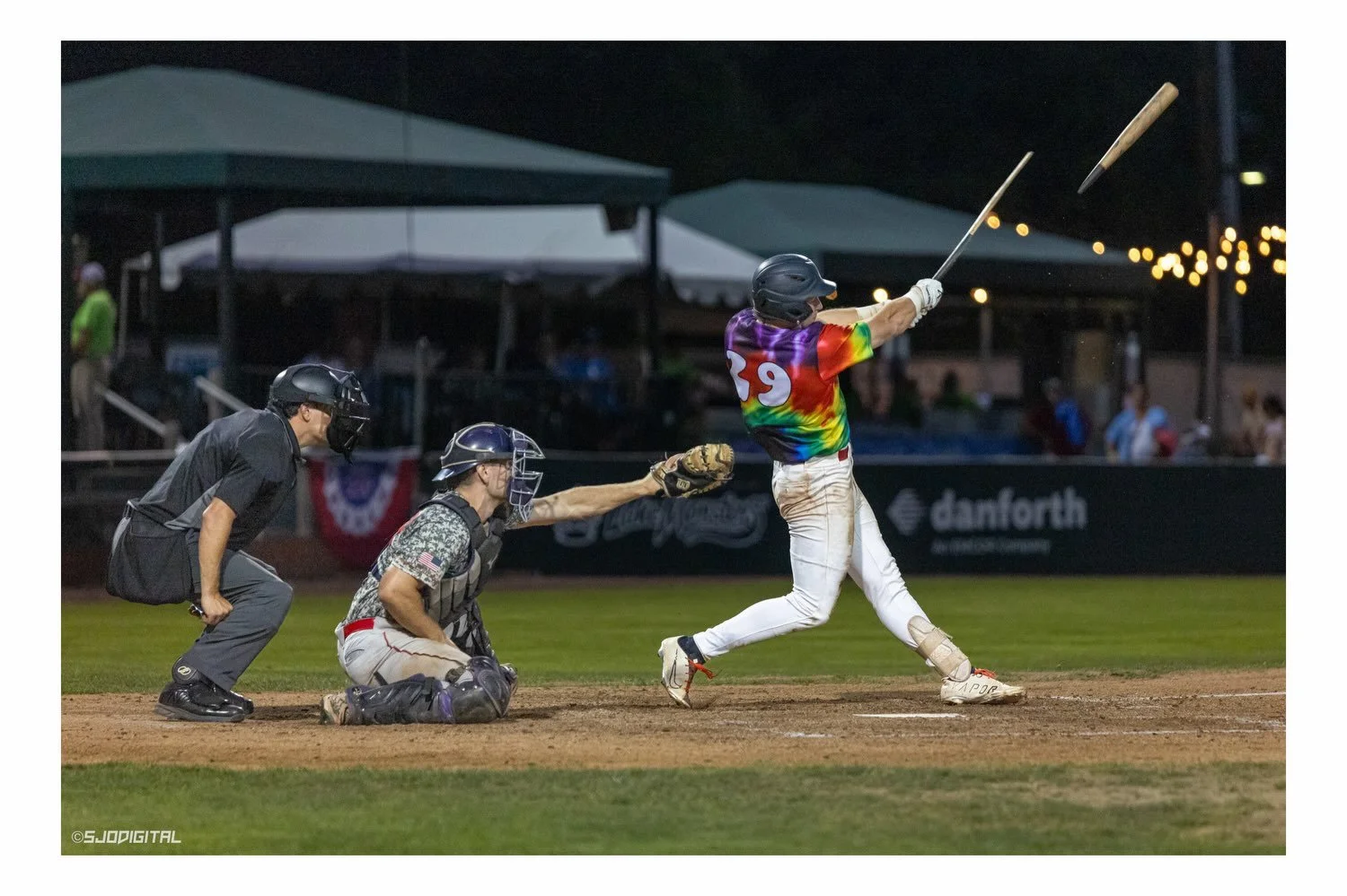 Summer of Love Night 

 Thank you @vermontlakemonsters for letting me come out to take photos

#tyedye #champ #baseball #summer #photography