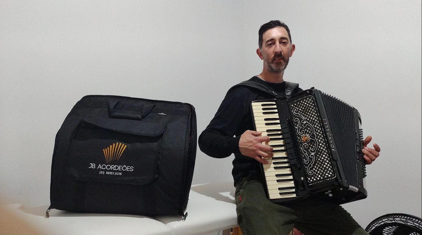 Veja o que diz o cliente da JB Acordeões: "Com certeza a melhor loja de acordeões, vários modelos à disposição para todos os gostos e bolsos, todos revisados pelo Juliano e sua equipe. Só máquina de fundamento, top demais."