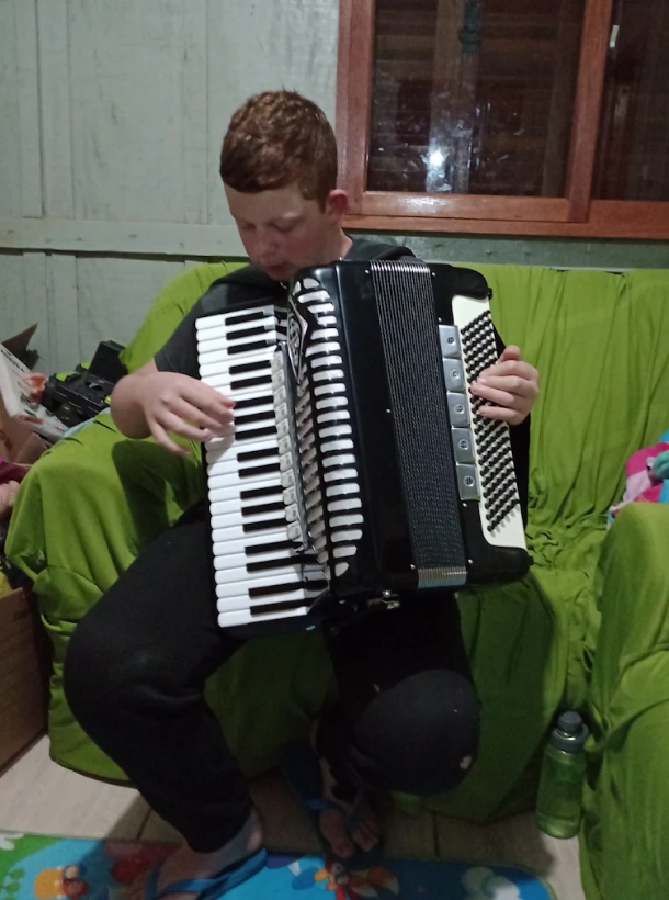 Excelente atendimento desse grande músico Juliano Borges. Pessoa muito querida e atenciosa. Ficamos muito agradecidos pelo ótimo atendimento na JB Acordeões. E recomendamos a outras pessoas.