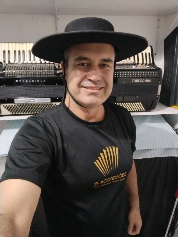 Comprei duas Gaitas e já estou querendo a terceira gaita
Super recomendo! JB Acordeões é sem dúvida o melhor lugar pra comprar acordeon. Já faz dois anos que comprei estou super feliz!